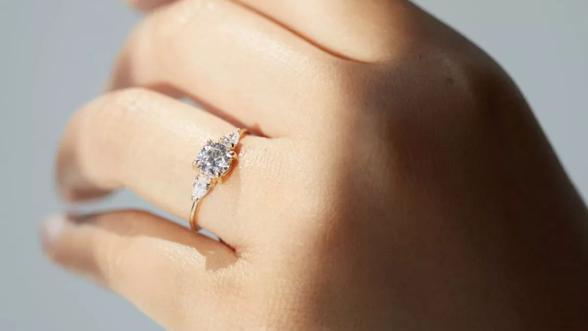 How to Shop for An Engagement Ring Online?