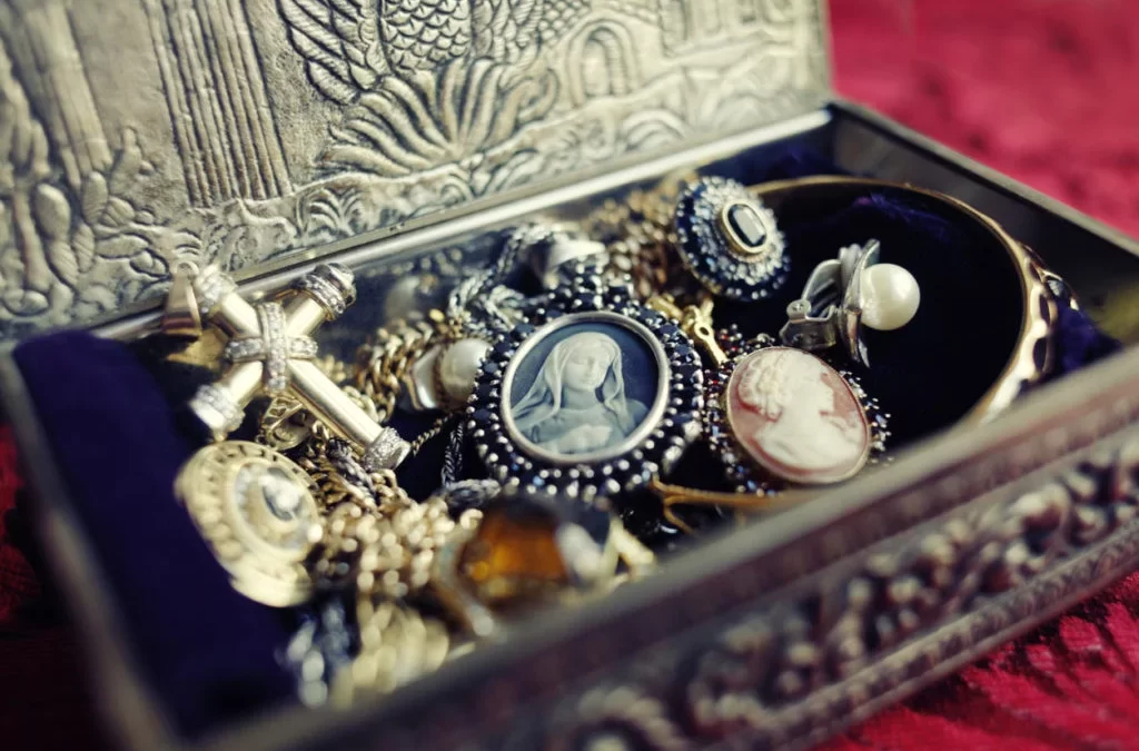 A Comprehensive Guide to Selling Antique Jewelry