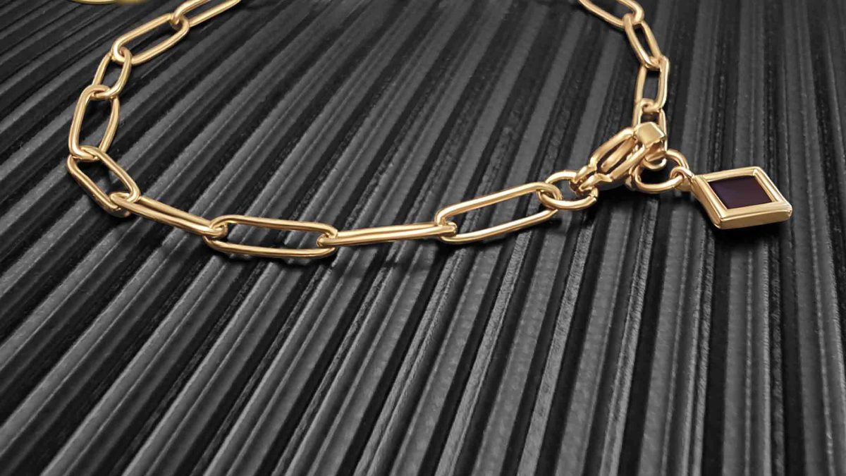 Finding the Perfect Christian Christmas Gift: Nano Bible Jewelry as a Meaningful Expression of Faith